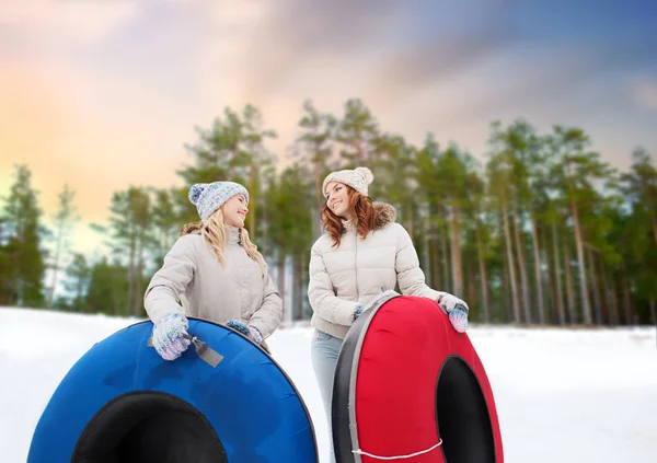 Heureuses adolescentes avec des tubes à neige en hiver — Photo