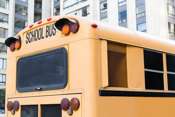 Close up de ônibus escolar americano na rua da cidade — Fotografia de Stock