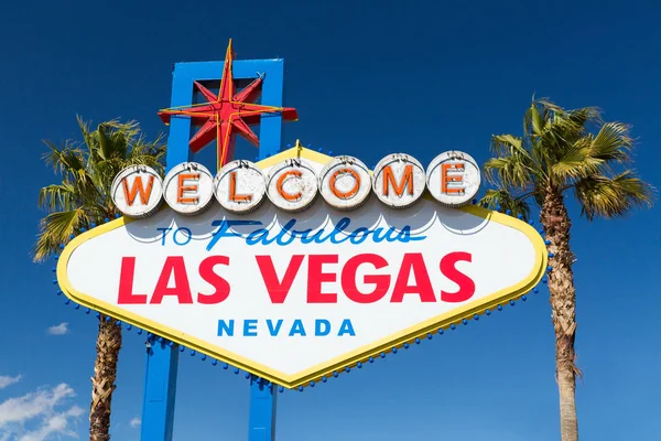 Bienvenido a fabuloso signo de Las Vegas y palmeras — Foto de Stock