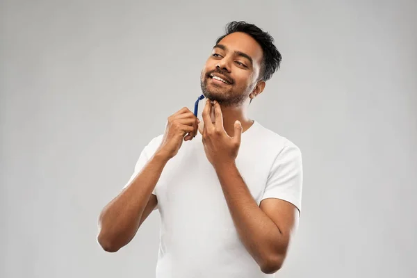 Barba de afeitar hombre indio con hoja de afeitar —  Fotos de Stock