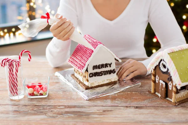 Frau bastelt an Weihnachten Lebkuchenhaus — Stockfoto