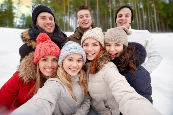 Groep vrienden nemen selfie buiten in de winter — Stockfoto