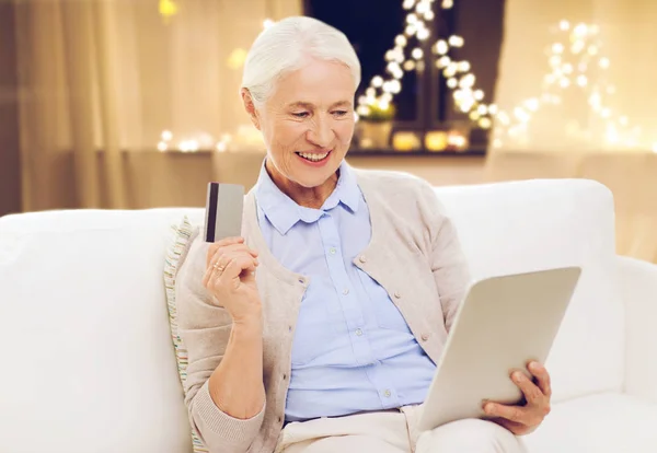 Seniorin mit Tablet-Computer und Kreditkarte — Stockfoto