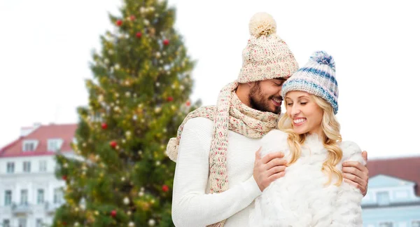 Feliz casal abraçando árvore de natal — Fotografia de Stock