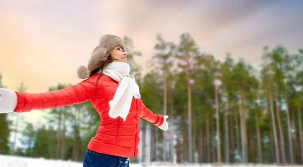 冬の森の上の毛皮の帽子の幸せな女性 — ストック写真