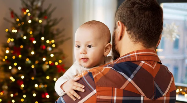 Bir bebek evlat Noel üzerinde tutan baba yakın çekim — Stok fotoğraf