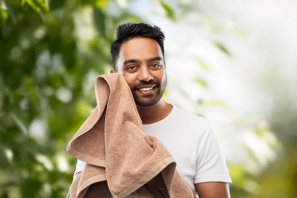 Indianer mit Handtuch über natürlichem Hintergrund — Stockfoto