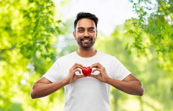 Uomo indiano con cuore rosso su sfondo naturale — Foto Stock