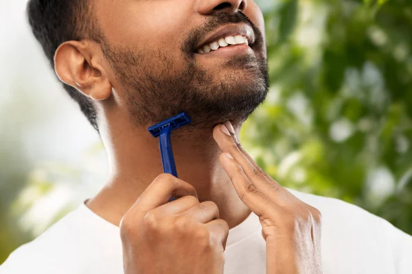 Primo piano di uomo barba da barba con lama rasoio — Foto Stock