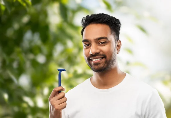 Uomo indiano con rasoio su sfondo naturale — Foto Stock