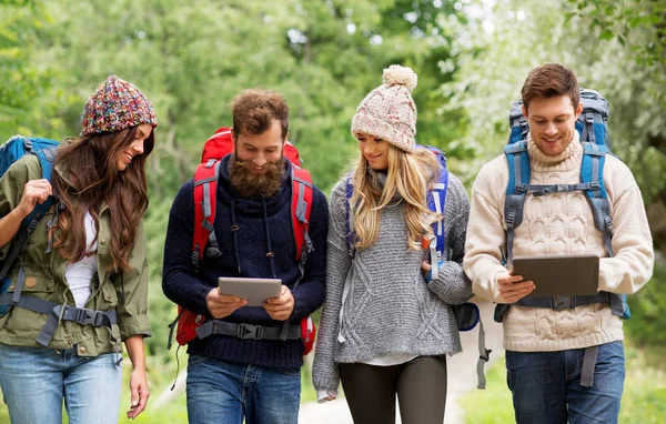 Freunde oder Reisende mit Rucksack und Tablet-PC — Stockfoto