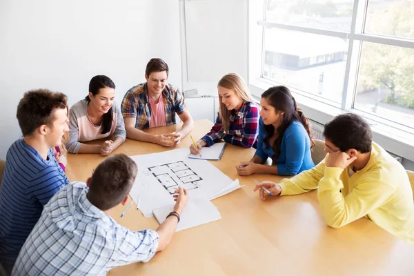 Grupp leende studenter med blueprint — Stockfoto