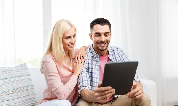 幸福的夫妇与平板电脑在家里 — 图库照片