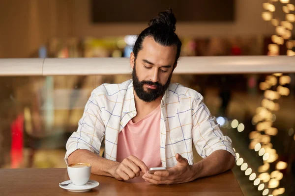 Ο άνθρωπος με το καφέ και το smartphone στο εστιατόριο — Φωτογραφία Αρχείου