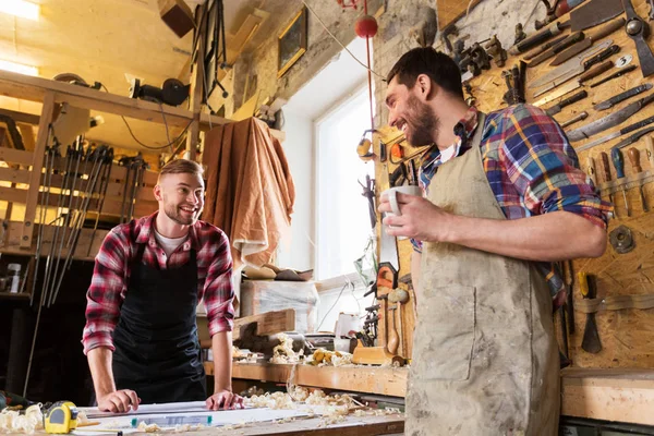 Falegnami con righello e caffè in officina — Foto Stock