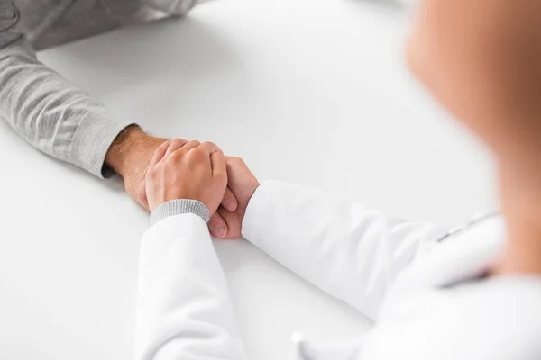 Primer plano del médico que sostiene la mano del paciente mayor — Foto de Stock