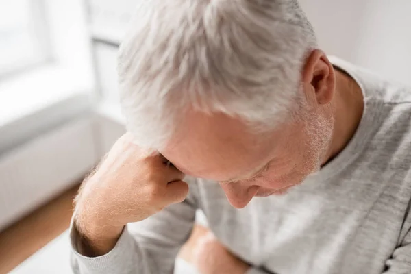 Primer plano de triste hombre mayor pensando — Foto de Stock