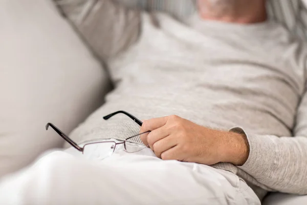 Närbild på senior mannen med glasögon som sover — Stockfoto