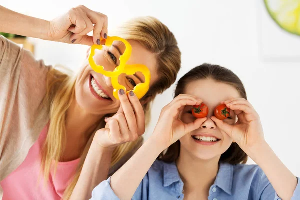 Glückliche Familie Kochen und Spaß in der Küche — Stockfoto