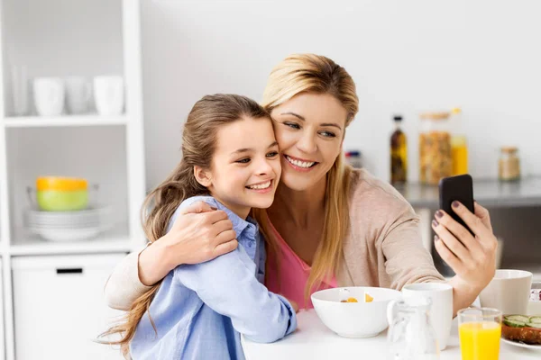 Aile alarak selfie yanında kahvaltıda smartphone — Stok fotoğraf