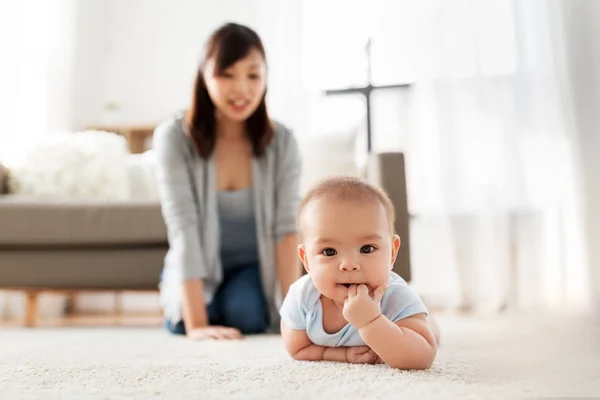 Doce pouco asiático bebê menino com mãe em casa — Fotografia de Stock