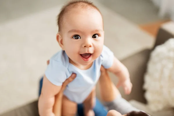 Close up de asiático bebê menino com mãe — Fotografia de Stock