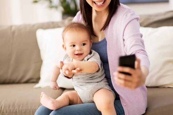 Madre con el bebé tomando selfie en casa —  Fotos de Stock