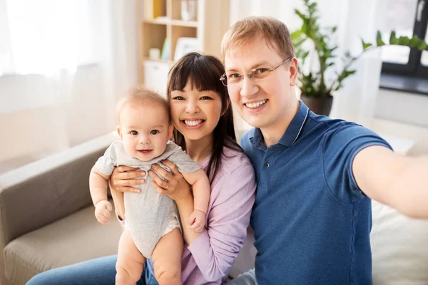 Famiglia Mista Genitorialità Concetto Persone Madre Padre Felici Con Bambino — Foto Stock