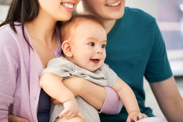 Счастливая семья с маленьким мальчиком дома — стоковое фото