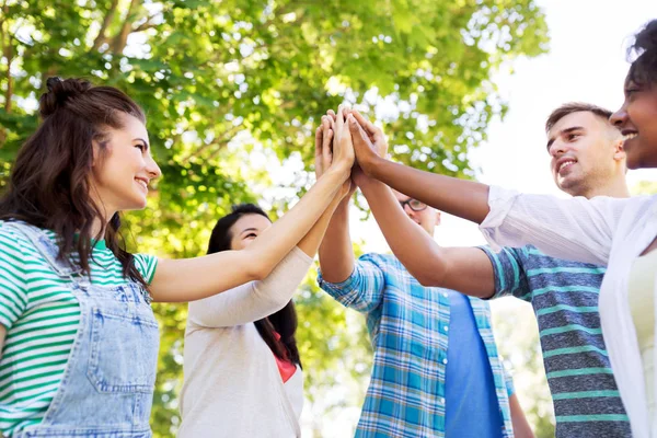 Happy vrienden maken hoge vijf in park — Stockfoto