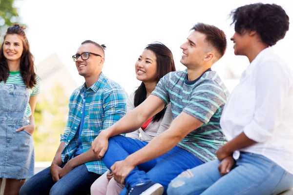 Happy internationale vrienden in het park — Stockfoto