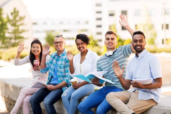 Studenten met laptop buiten handen zwaaien — Stockfoto