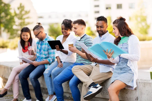 Étudiants internationaux avec des ordinateurs portables à l'extérieur — Photo