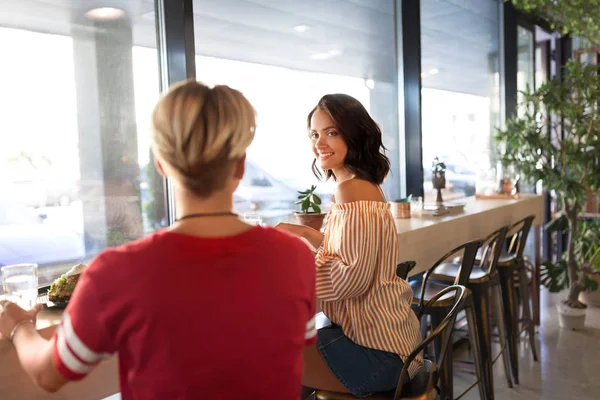 Kvinnliga vänner äta på restaurang — Stockfoto