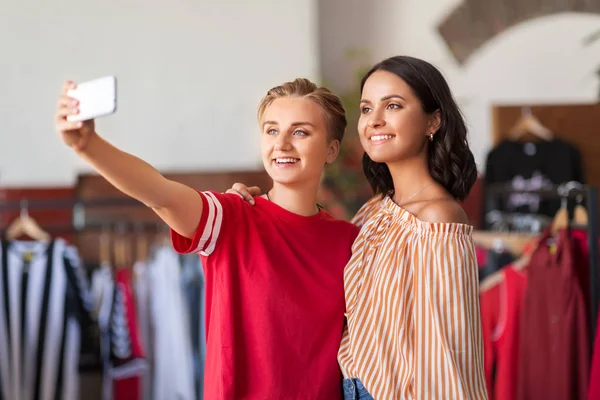Θηλυκό φίλους λήψη selfie σε κατάστημα ενδυμάτων — Φωτογραφία Αρχείου