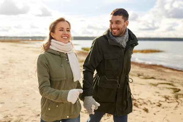 Casal andando ao longo da praia de outono — Fotografia de Stock