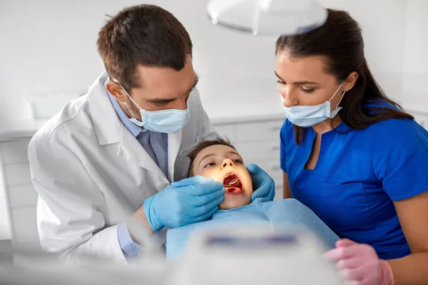 牙医检查牙科诊所的儿童牙齿 — 图库照片