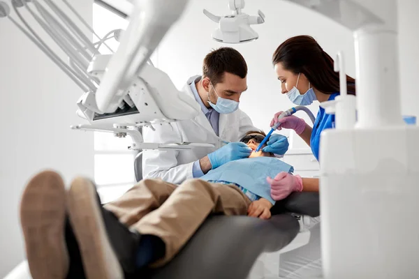 Οδοντίατρος, θεραπεία παιδιού δοντιών στο οδοντιατρείο — Φωτογραφία Αρχείου