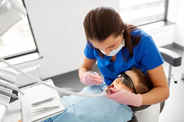 Medicina Odontologia Conceito Saúde Dentista Feminino Com Espelho Bucal Pistola — Fotografia de Stock