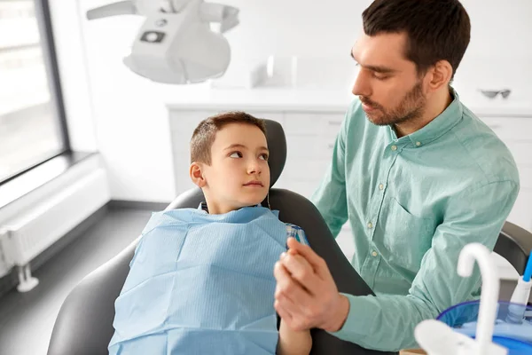 Pai filho de apoio na clínica dentária — Fotografia de Stock