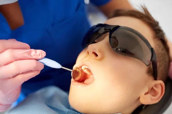 在牙科诊所做牙齿检查的男孩 — 图库照片
