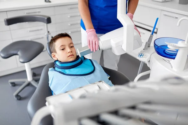 Dentista fazendo raio-X de dentes de criança na clínica odontológica — Fotografia de Stock