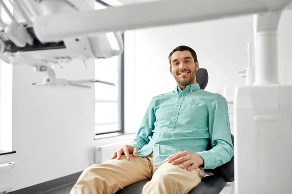 Paciente masculino sonriente feliz en la clínica dental —  Fotos de Stock