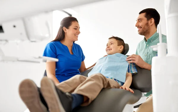 Dentista feminino com paciente criança na clínica odontológica — Fotografia de Stock