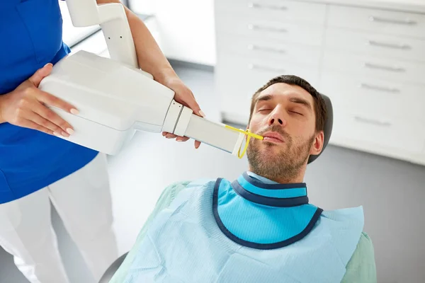 Tandarts, tandheelkundige x-ray van patiënt tanden maken — Stockfoto