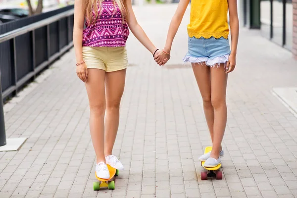 Dospívající dívky na koni skateboardy v městě — Stock fotografie