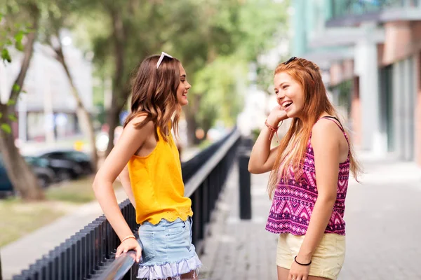 Mädchen oder Freundinnen im Teenageralter unterhalten sich in der Sommerstadt — Stockfoto