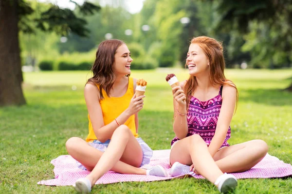 Dospívající dívky jíst zmrzlinu na pikniku v parku — Stock fotografie