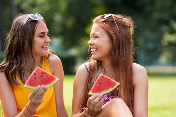 Adolescentes comiendo sandía en el picnic en el parque —  Fotos de Stock