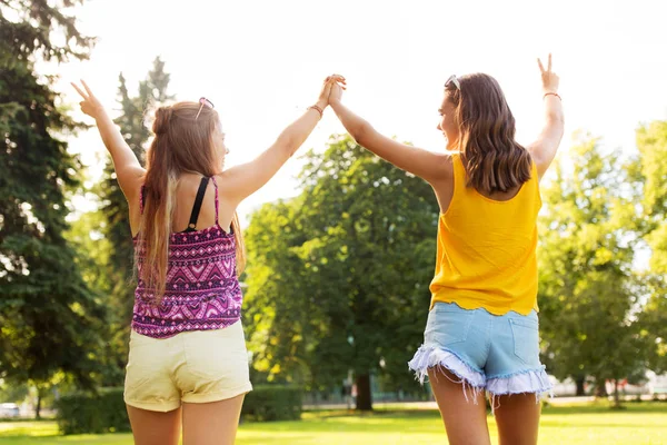 Meninas adolescentes mostrando sinal de paz mão no parque — Fotografia de Stock